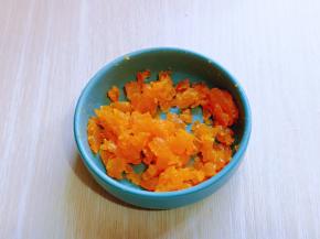 咸蛋黄放入碟中，用勺子捏碎。