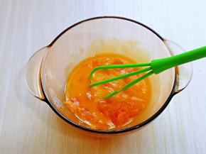 碾碎的咸蛋黄倒入打散的蛋黄液中。