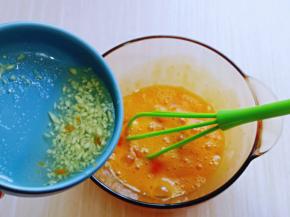 加入一半的姜醋汁，充分搅拌均匀。