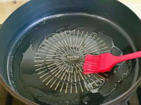 起锅，刷上少许油。(一定要用不粘锅哈)