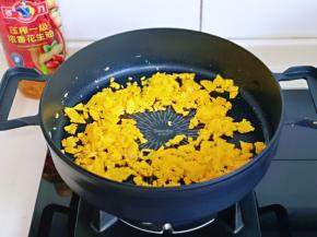 倒入蛋黄液，用铲子快速铲碎，盛出备用。