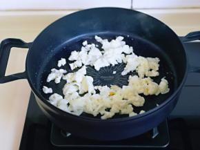 听起油锅，倒入蛋白，再加入剩下的一半姜醋汁，快速再用铲子铲碎。