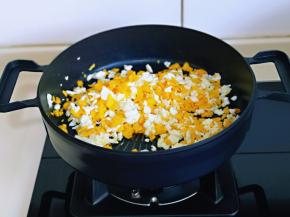 快速翻炒均匀，关火出锅。