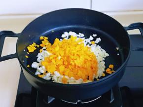 倒入煎好的蛋黄碎。