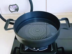 锅中加入纯净水，烧开。