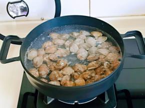 水开后下入花蛤。