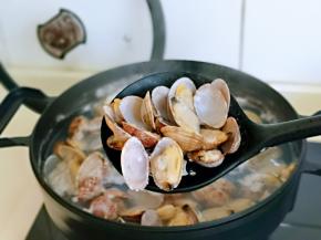 煮至全部开口捞出淋干水分。