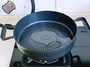 起锅，加入食用油。