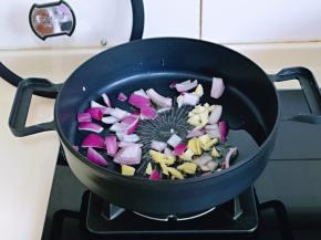 油温7成时，加入切好的蒜姜，洋葱煸炒出香味。