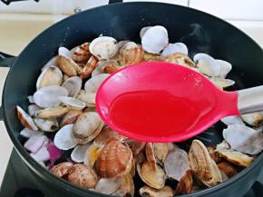 加入料酒。(适当多些，去腥)