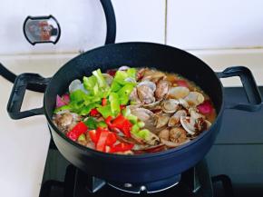 加入切好的红绿椒，翻炒均匀，关火。