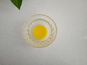 黄油隔热水融化，放一旁备用