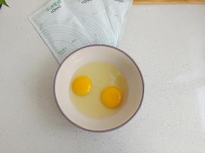 鸡蛋倒入碗中打散