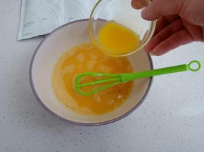 加入黄油搅拌均匀