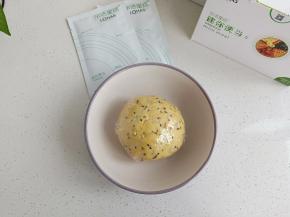 和黄油混合，揉至无干粉后包保鲜膜松弛30分钟