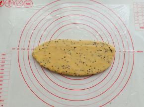 擀成大约厚0.8cm的面片