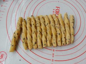 双手向反方向拧一下