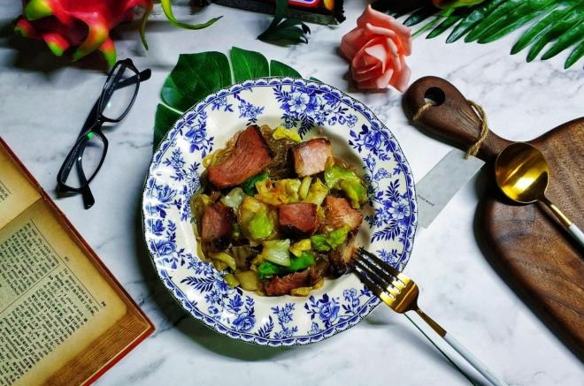 包菜熏肉炒粉条