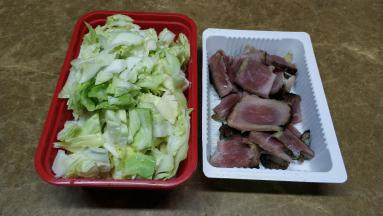 包菜洗干净切片，熏肉切片备用
