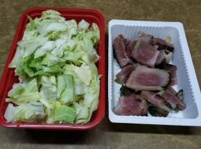 包菜洗干净切片，熏肉切片备用
