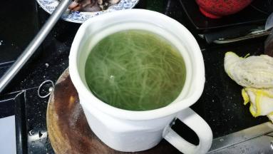 煮好的粉条放入凉开水里过冷河，再沥干水分备用