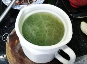 煮好的粉条放入凉开水里过冷河，再沥干水分备用