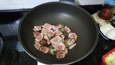 锅里热油放入熏肉炒香后盛出备用