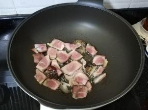 锅里热油放入熏肉炒香后盛出备用