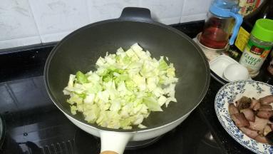 锅里倒入包菜
