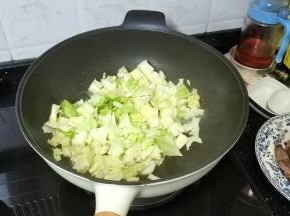 锅里倒入包菜