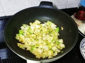 放入蒜盐、糖炒至8成熟