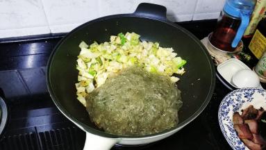 倒入沥干水分的粉条