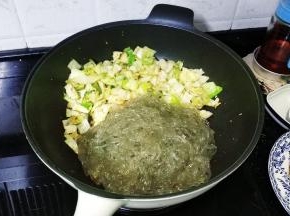 倒入沥干水分的粉条