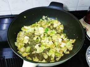 放入椒盐、辣椒面用铲和筷子一起炒拌均匀