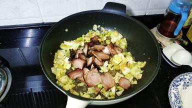 倒入熏肉