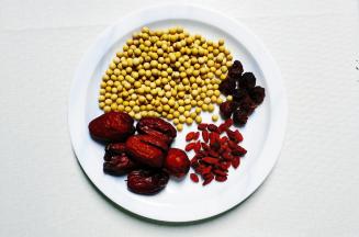 准备好材料（黄豆的量50.60.80来决定浓稀度，今天我用了80g的黄豆偏糊的口感，要饮豆浆用50或60g）