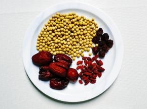 准备好材料（黄豆的量50.60.80来决定浓稀度，今天我用了80g的黄豆偏糊的口感，要饮豆浆用50或60g）