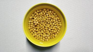 黄豆用水浸泡4小时以上，平常我是晚上浸泡到第二天早上就可以打了（可以不浸泡直接放入破壁机里，但为了破壁机使用寿命更长，建议都是将豆浸泡过再打）