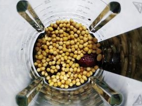 起床后将所有材料放入破壁机里