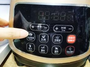 选择五谷豆浆按键，然后可以洗洗刷刷做其他事情了