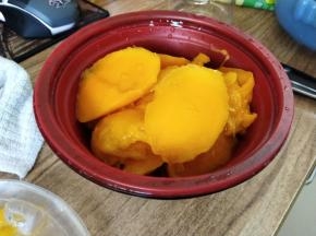 芒果去皮，取出果肉，然后放入冰箱冷冻几小时。