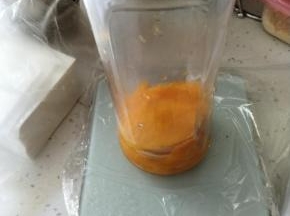 取出冷冻的芒果肉，当如果汁杯内。