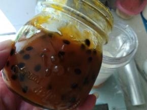 再加入自制的百香果果酱一大勺。