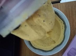 用冰淇淋机搅拌8-10分钟，让液体变的粘稠即可。