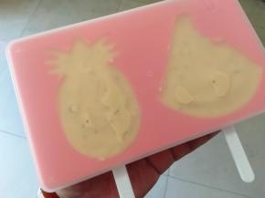 冷冻24小时后，取出模具，脱膜即可食用。