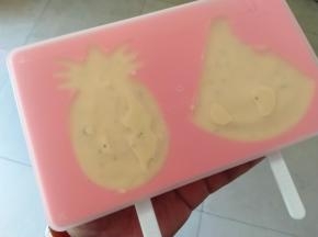 冷冻24小时后，取出模具，脱膜即可食用。