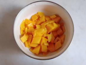 芒果切小块备用。