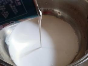 牛奶中加入椰浆和细砂糖。