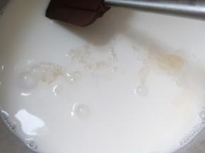 小火加热后放入提前用冷水泡软的吉利丁片，加热至吉利丁片完全融化后关火。