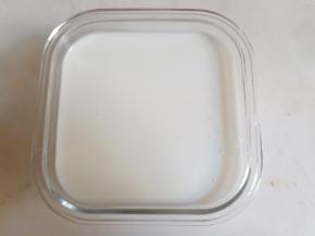 放凉后将奶浆倒入容器中。